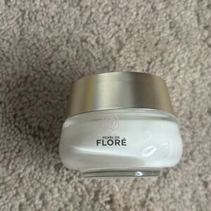 Le Rose Daily Defense Cream